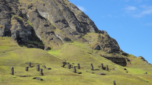 01-sur les flancs du volcans, premiers moai